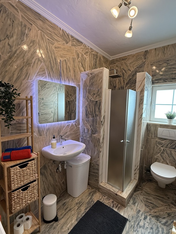 Badezimmer mit Regendusche