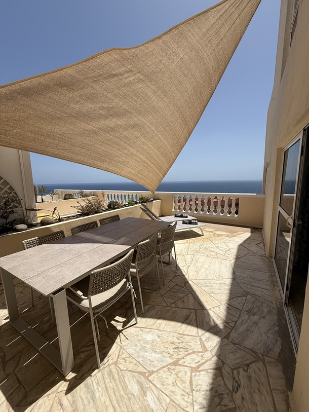 Terrasse mit Sonnensegel, Tisch, Stühlen & Liegen