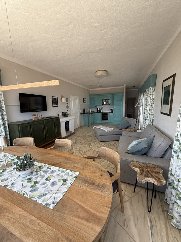 Wohn- & Essbereich mit Blick Richtung Küche