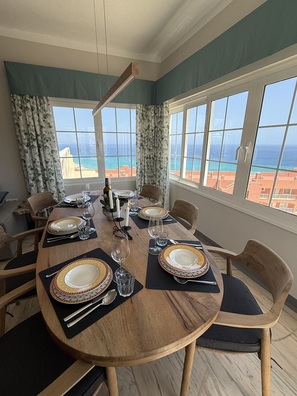 Gedeckter Esstisch mit Ausblick