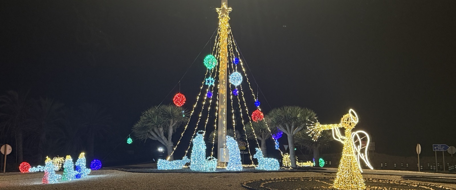 Weihnachtlich dekorierter Kreisverkehr in Costa Calma